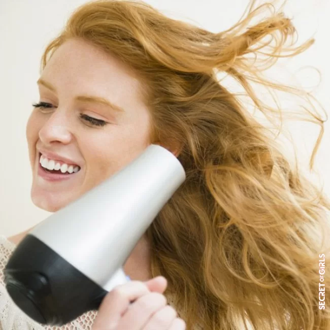Finish drying the hair with a jet of cold air | 40 Tips To Take Care Of Your Hair