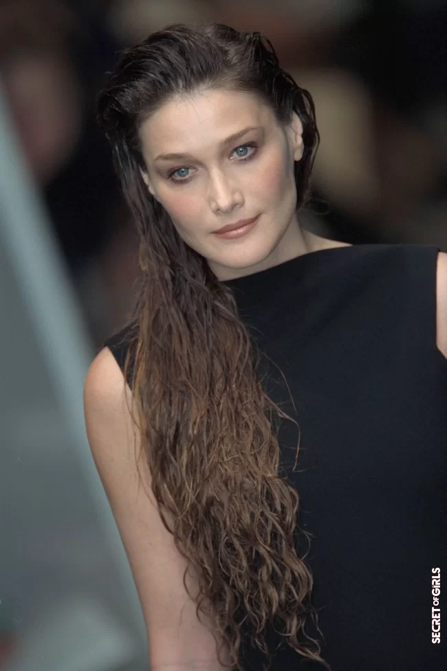 Carla Bruni and her ultra-long wet hair at the Jean Paul Gaultier fashion show in Paris in 2002 | Carla Bruni: Her Beauty Evolution In 50 Looks