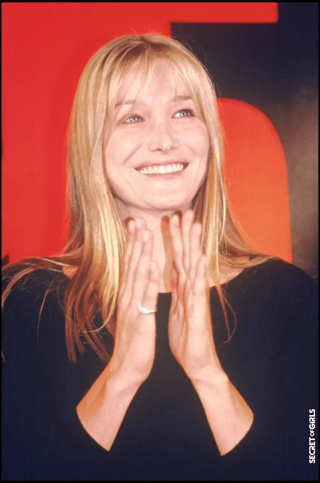 Carla Bruni and her long blonde hair, in London in 1995 | Carla Bruni: Her Beauty Evolution In 50 Looks