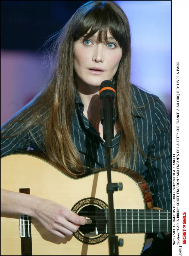 Straight hair and long pony: Carla Bruni's iconic hairstyle, here on a TV set in 2004 | Carla Bruni: Her Beauty Evolution In 50 Looks