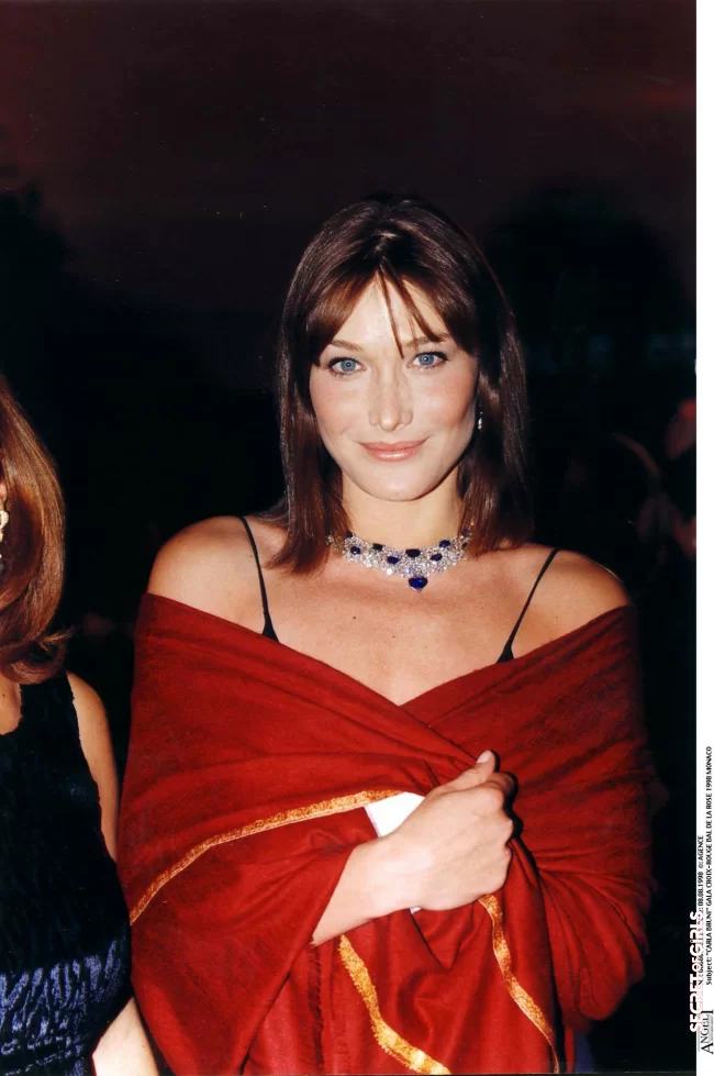 Carla Bruni and her long bob with tapered bangs, at the Bal de la Rose in Monaco in 1998 | Carla Bruni: Her Beauty Evolution In 50 Looks