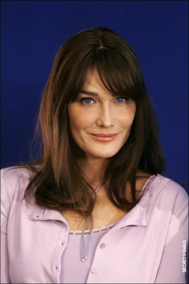 Carla Bruni with her long dark brown hair and long bangs in 2008 in Rio | Carla Bruni: Her Beauty Evolution In 50 Looks