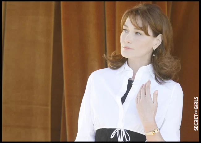 Carla Bruni and her curly brushing to the outside, in 2009 in Madrid | Carla Bruni: Her Beauty Evolution In 50 Looks