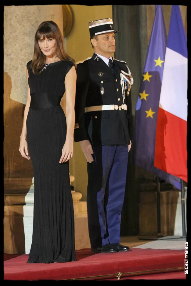 Carla Bruni and her ultra-smooth long hair at the Elys&eacute;e Palace in 2010 | Carla Bruni: Her Beauty Evolution In 50 Looks