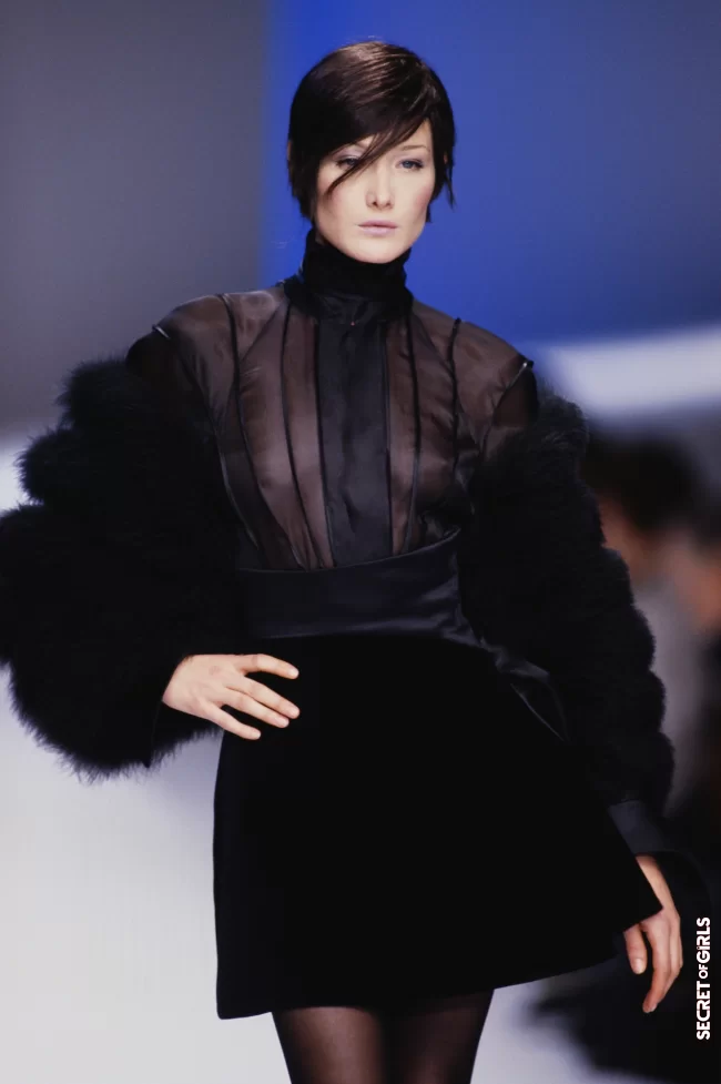 Carla Bruni and her short brown hair, on the Claude Montana fashion show in Paris in 1994 | Carla Bruni: Her Beauty Evolution In 50 Looks