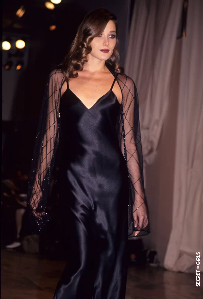Carla Bruni, ultra glamorous with her curly brushing, at the Norma Kamali show in 1992 in New York | Carla Bruni: Her Beauty Evolution In 50 Looks