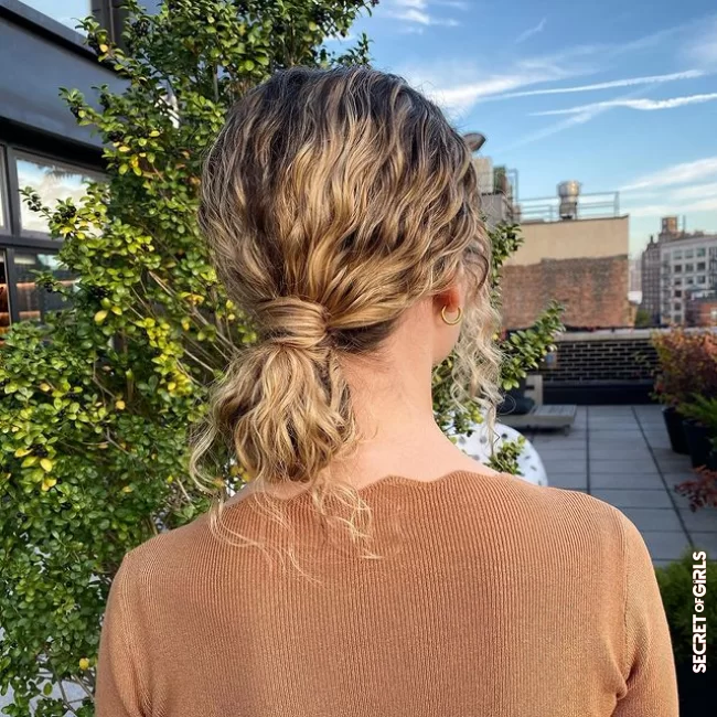 Make a knot cord bun | The Easiest And Most Trendy Bun Of The Moment… To Do In 5 Seconds, The Knot cord Is The Glamorous Hairstyle Against The Heat In Summer