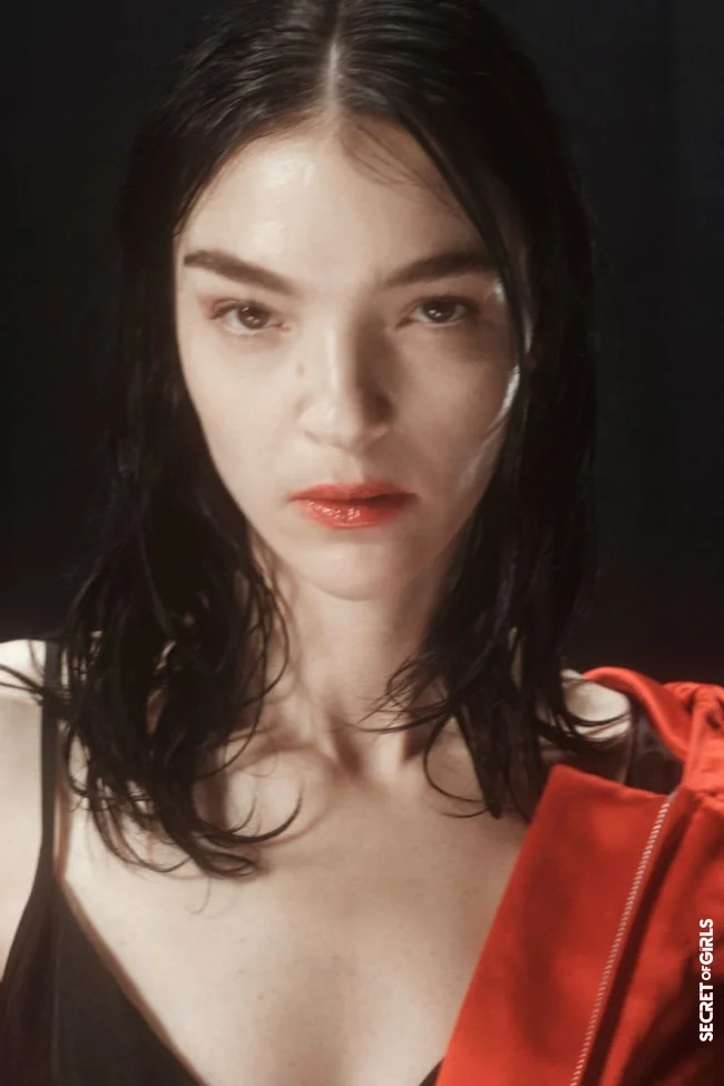 3. Puristic beauty trend: Red lips like Dries Van Noten | Most Important Hairstyle And Beauty Trends For Purists In Autumn 2023