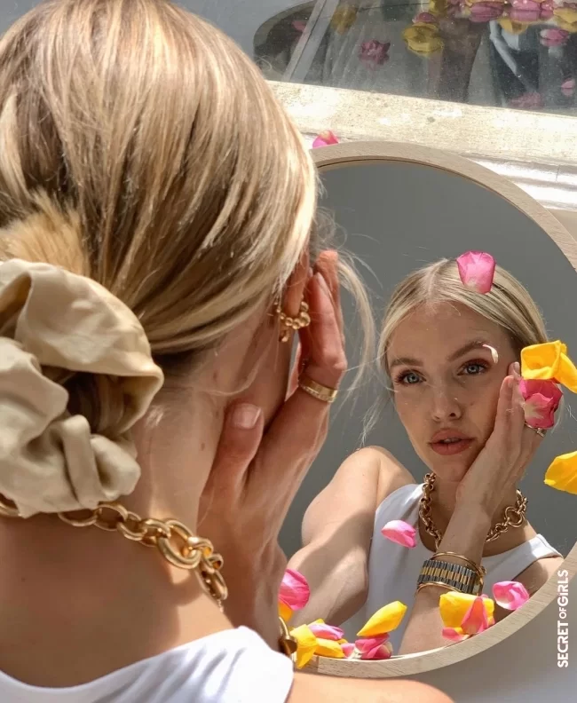The most pleasant hairstyle trend 2020: the low bun with a scrunchie | Our hairstyle trend 2023: The low bun with scrunchie