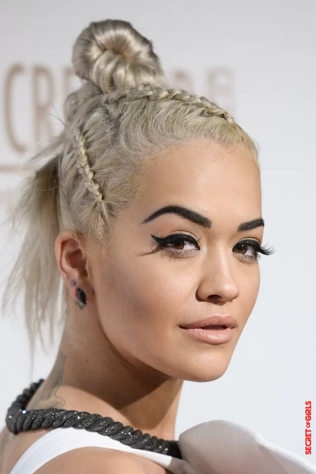 High bun: Rita Ora | High Chignon: The 15 Most Beautiful Variants for the "Top Knot"