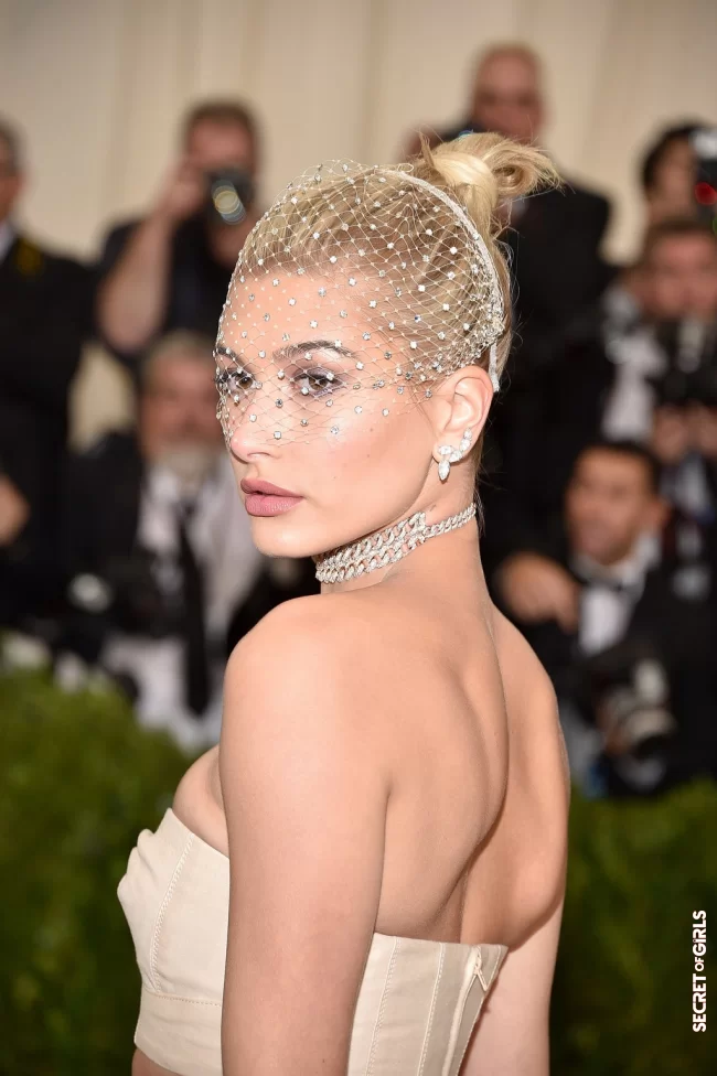 High bun: Hailey Baldwin | High Chignon: The 15 Most Beautiful Variants for the "Top Knot"