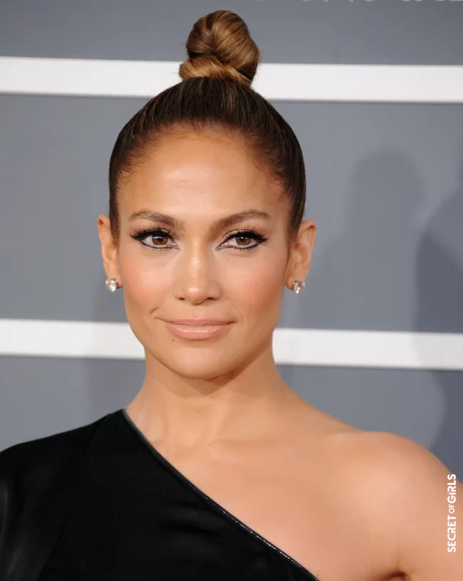 High bun: Jennifer Lopez | High Chignon: The 15 Most Beautiful Variants for the "Top Knot"