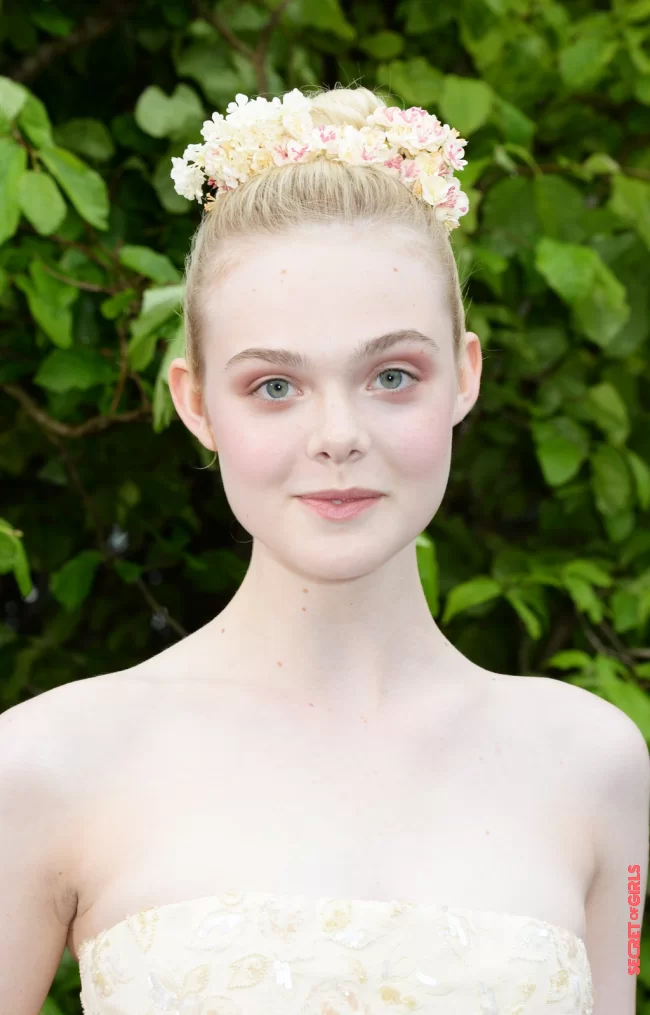 High bun: Elle Fanning | High Chignon: The 15 Most Beautiful Variants for the "Top Knot"