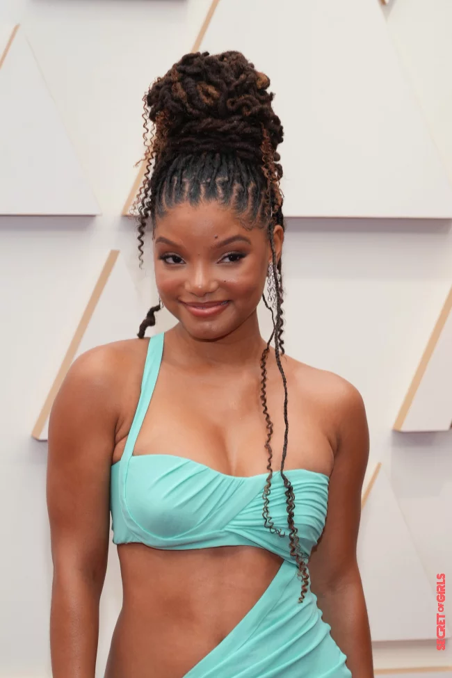 Halle Bailey has long mermaid hair that goes perfectly with her turquoise dress | Oscars 2022: These are The Best Beauty Looks on The Red Carpet