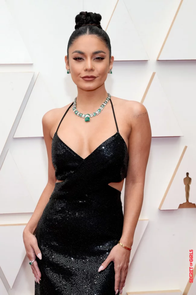 Vanessa Hudgens wears a beautiful look with cat eyes and a high bun with a center parting | Oscars 2023: These are The Best Beauty Looks on The Red Carpet