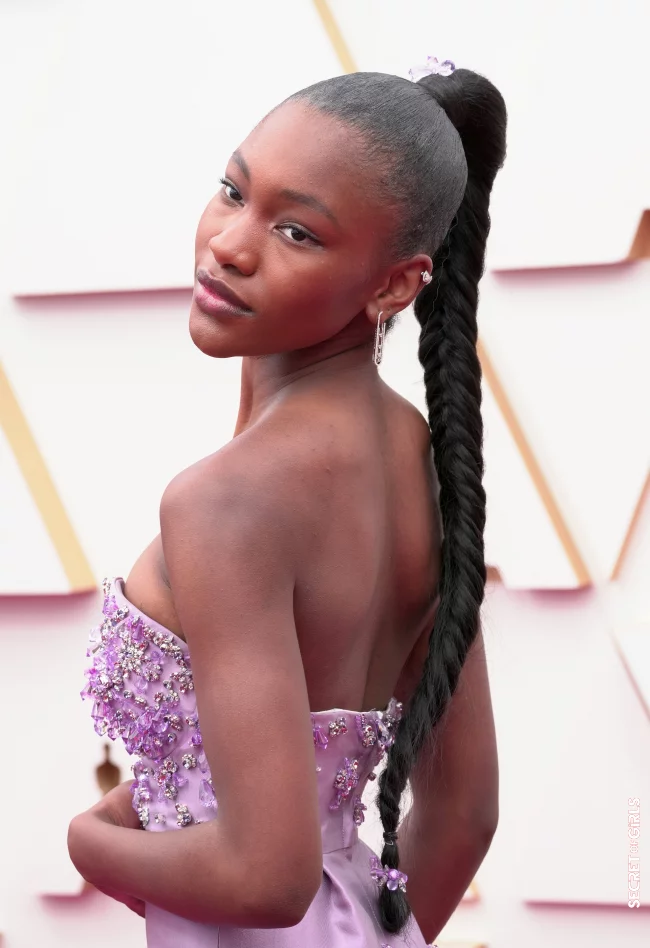 Demi Singleton opted for Messika's jewelry, with subtle make-up complete with lipstick to match her dress and a severe braided ponytail | Oscars 2022: These are The Best Beauty Looks on The Red Carpet