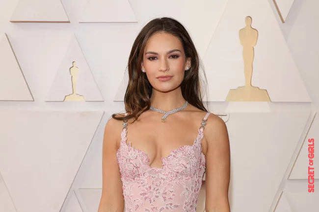 Lily James picks up the pink tone of her dress in the eye make-up in the form of a soft pink eyeshadow | Oscars 2023: These are The Best Beauty Looks on The Red Carpet