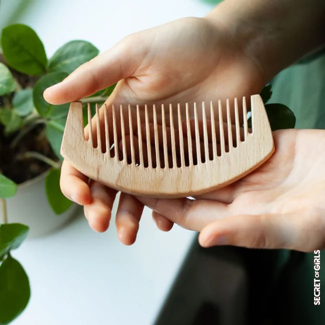 3. Replace your hairbrush with a wide-toothed comb | Fantastically Beautiful Curls: You Should Know These 7 Care Tricks
