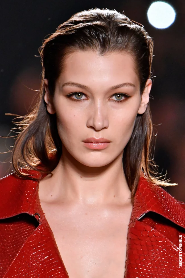 Bella Hadid wears the wet hair look at the Roberto Cavalli show. | Hairstyle Trend: Fascinating Slick Look and Wet Hair Look
