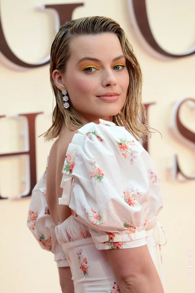 Margot Robbie combines her wet hair look with yellow eyeshadow and nude lipstick. | Hairstyle Trend: Fascinating Slick Look and Wet Hair Look