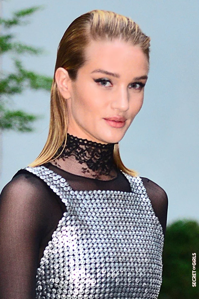 Wow! This is how great the trend looks at Rosie Huntington-Whiteley: she combed her hair straight back and shaped the tips slightly outwards. | Hairstyle Trend: Fascinating Slick Look and Wet Hair Look