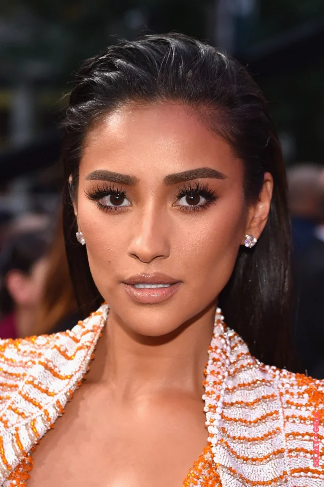 Shay Mitchell wears the wet hair look at the 2018 VMAs | Hairstyle Trend: Fascinating Slick Look and Wet Hair Look