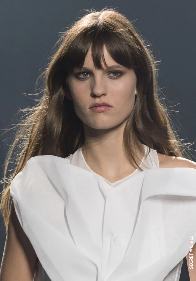 Bottleneck bangs: This is what defines the hairstyle trend with a 70s attitude | Hairstyle Trend With 70s Flair: Bottleneck Bangs Will Be Worn Instead Of Curtain Bangs In 2022