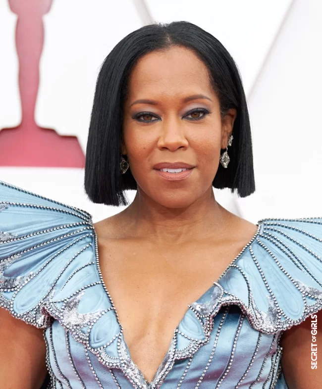 Perfect smooth bob with the parting in the middle of Regina King | Oscars 2023: Halle Berry, Margot Robbie... 20 Most Beautiful Hairstyles Of The Stars