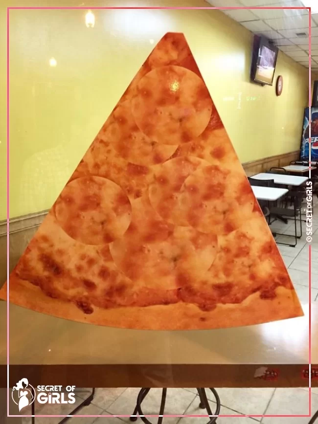 #82 Pizza Place Photoshopped This Picture Of A Pepperoni Pizza Into A Cheese Pizza | 83 Photoshop Fails That Are So Horrible It’s Hard To Believe They Were Missed