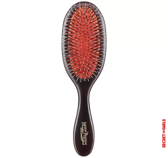 4. Thick, naturally wavy hair: mixed bristle brush | Plate Hair? This Is The Right Volume Brush For Your Hair Type