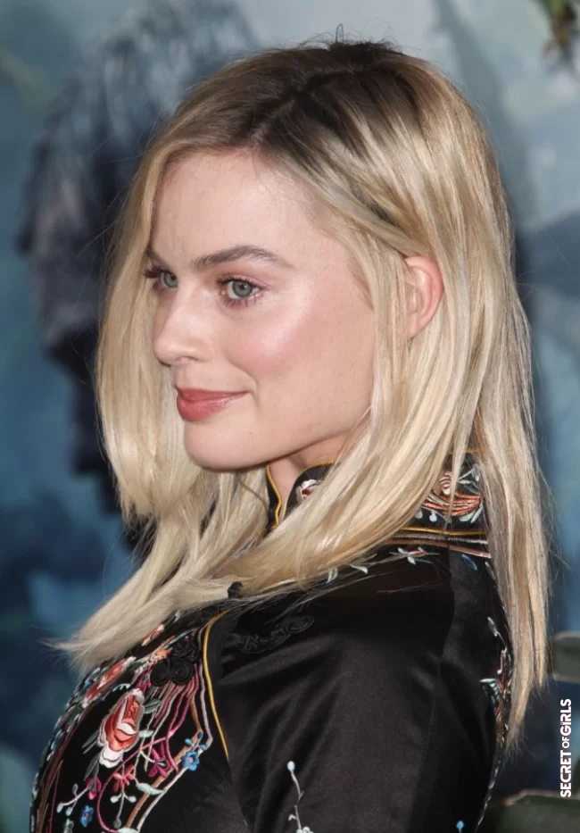 Platinum blonde with visible roots like Margot Robbie | What If We Dared To Go Platinum Blonde Hairstyles Like The Celebrities?