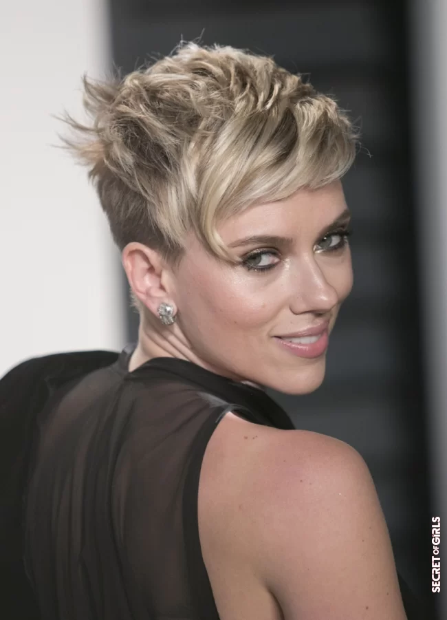 Platinum blonde on short hair like Scarlett Johansson | What If We Dared To Go Platinum Blonde Hairstyles Like The Celebrities?