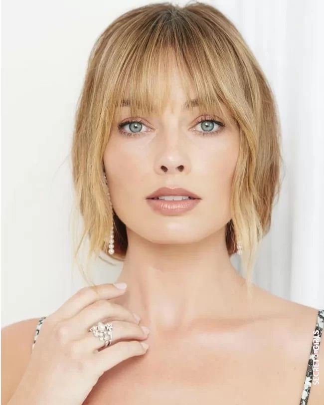 Long hair   bangs: Margot Robbie looks so different at the Oscars 2021 | New Hair: Margot Robbie Wears Bangs At The Oscars 2023!