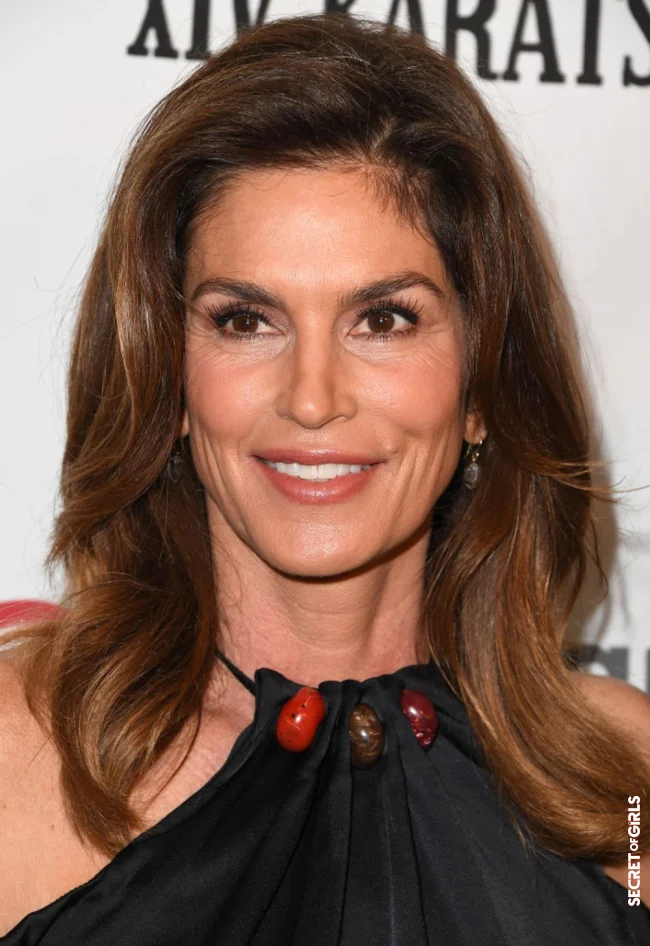 Cindy Crawford with a calligraphy cut on a mid-length haircut | Calligraphy Cut: Trendy Haircut That Gives Volume!