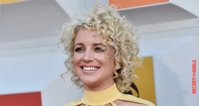 Cam's blonde ringlets | Short Hair with Curls: These are The Coolest Curly Looks for Women