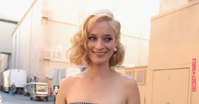 Caitlin Fitzgerald's side-parted short curls | Short Hair with Curls: These are The Coolest Curly Looks for Women