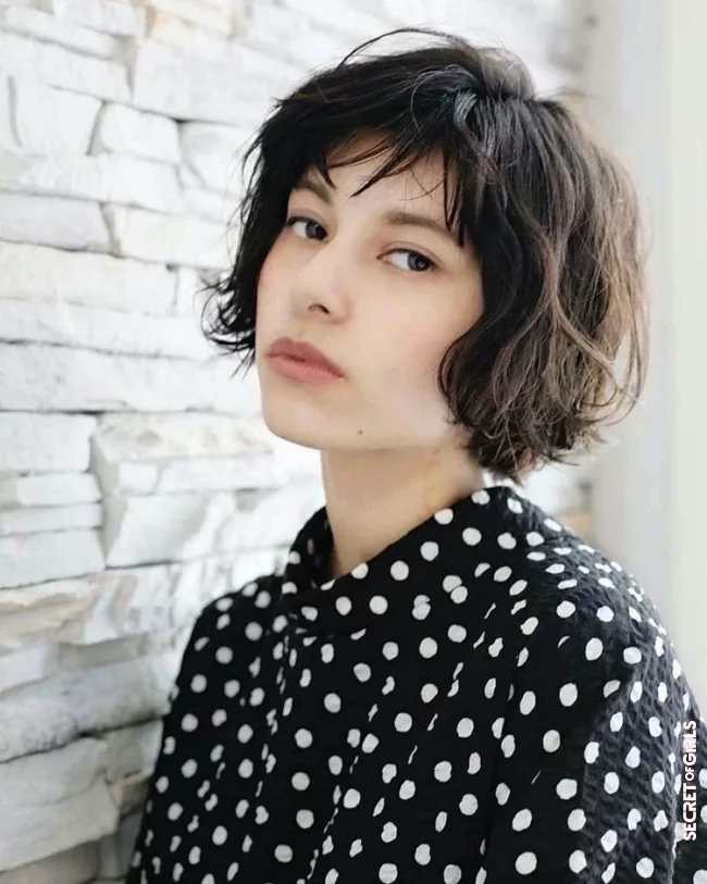 Layered and chin-length: This short haircut is a trendy hairstyle for spring 2022 | Chin-Length Choppy Bob is One of The Coolest Hairstyles for Spring 2022
