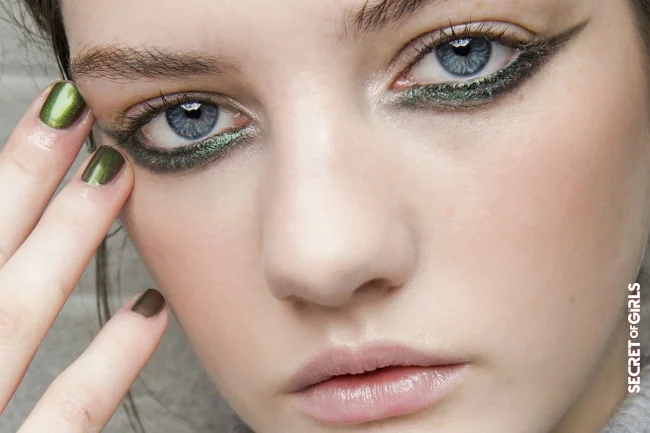 Nail Polish Trend In Winter 2021/2022: Dark Green Is The Trend Color