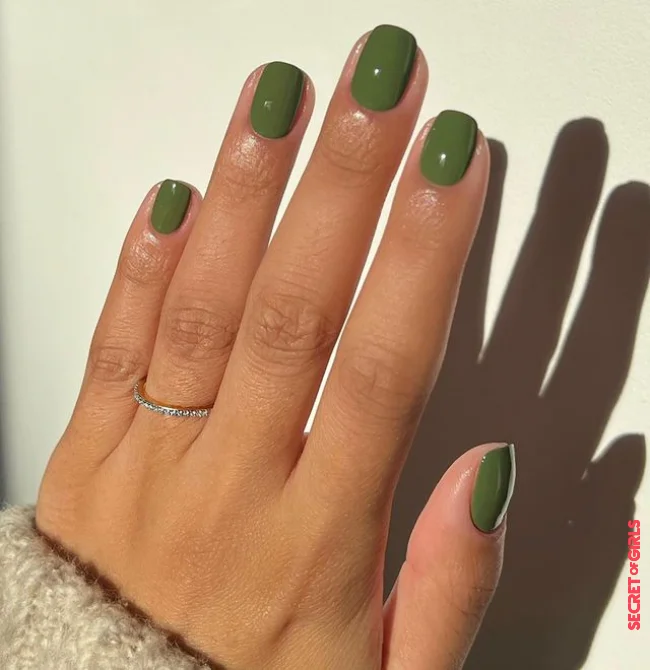 3. Olive green for a greater variety of colors under the Christmas tree | Nail Polish Trend In Winter 2021/2022: Dark Green Is The Trend Color