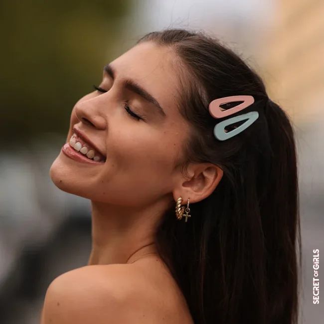 Monochrome Clips: These Colored 90s Hair Clips are Now Celebrating A Revival