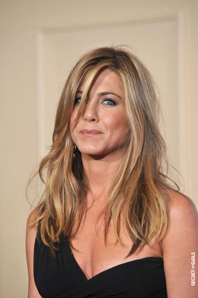 How to reproduce Jennifer Aniston's loose curls? | Jennifer Aniston Takes The Trendiest New Way To Curl Up And Here's How To Copy It