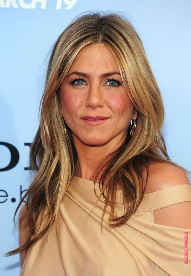 How to reproduce Jennifer Aniston's loose curls? | Jennifer Aniston Takes The Trendiest New Way To Curl Up And Here's How To Copy It