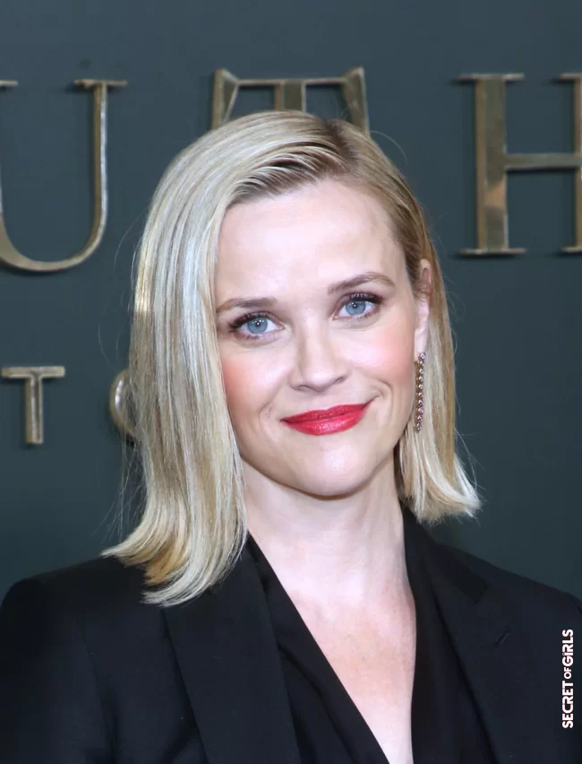 Reese Witherspoon varies styles and also plays Hollywood glamor with her smooth and slightly wet blonde bob | Most Beautiful Blonde Squares Of The Stars