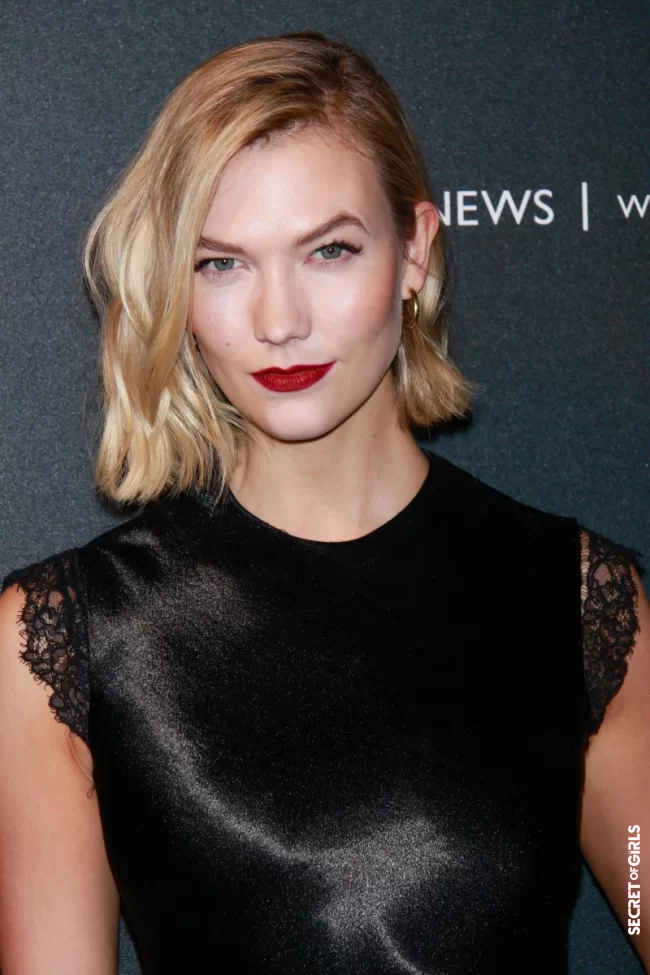 Karlie Kloss also plays with a blonde bob and wavy side-hair | Most Beautiful Blonde Squares Of The Stars