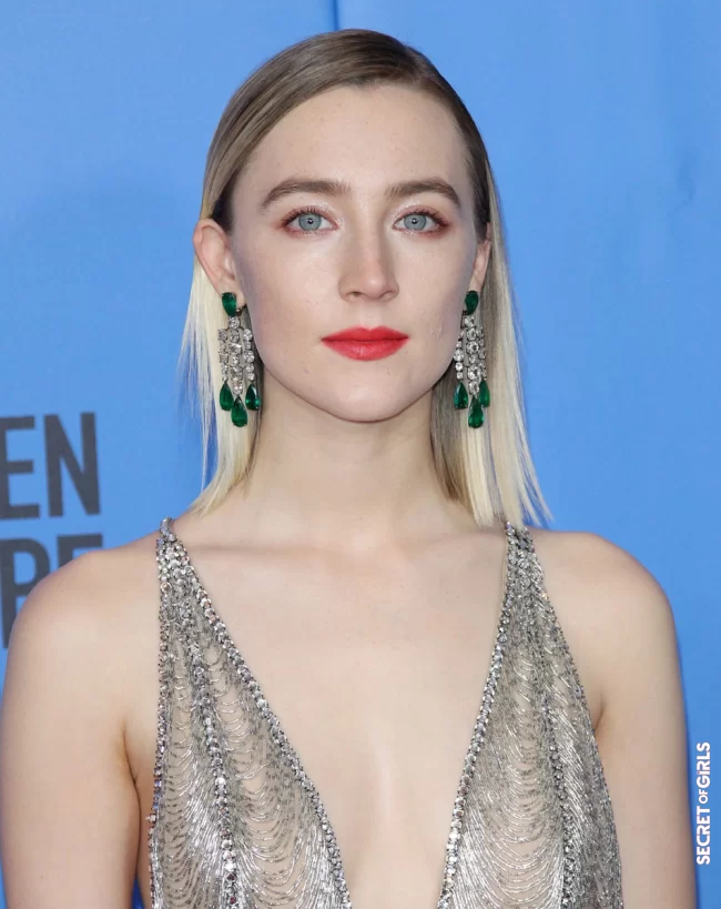 Glamorous actress Saoirse Ronan with a blonde and ultra-straight bob. Very chic associated with a red mouth and a beautiful pair of earrings | Most Beautiful Blonde Squares Of The Stars