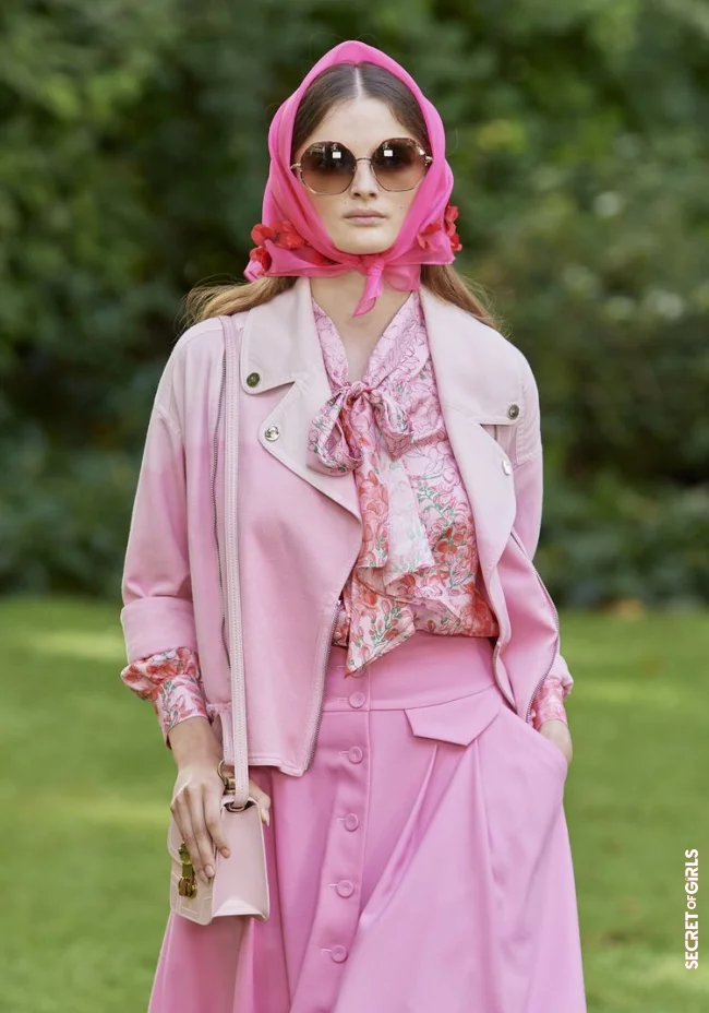 Hairstyle trend inspired by Jackie Kennedy: We wear the headscarf hair accessory with sunglasses in 2022 | We Now Wear the Headscarf as A Hair Accessory like Jackie Kennedy