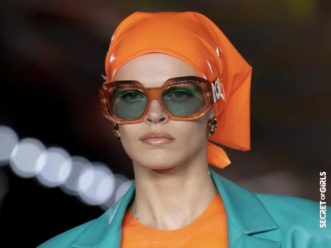 How to perfectly master the duet of headscarf and sunglasses in spring 2022? | We Now Wear the Headscarf as A Hair Accessory like Jackie Kennedy
