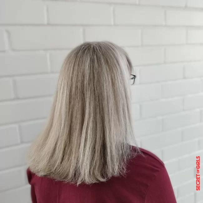 This blonde look mixes grays with lighter white strands to create a luminous look | Most Beautiful Shades Of Coloring For Gray Hair