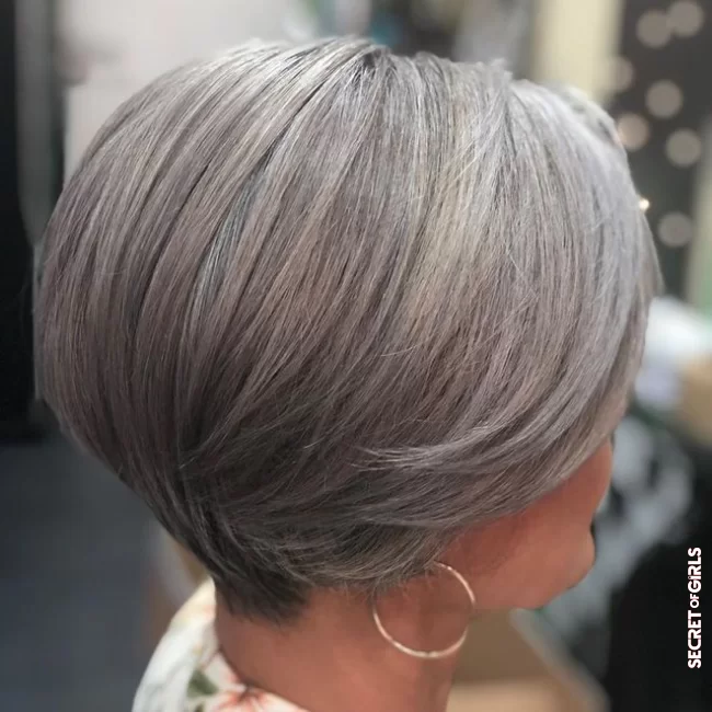 A gray color that tends towards icy brown thanks to reflections | Most Beautiful Shades Of Coloring For Gray Hair