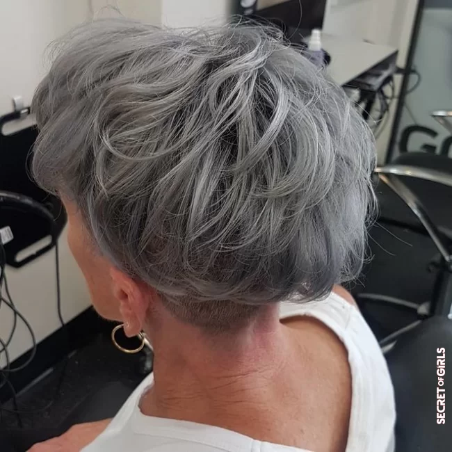 Pixie cut and natural gray sublimated by a steel coloring for a modern color | Most Beautiful Shades Of Coloring For Gray Hair